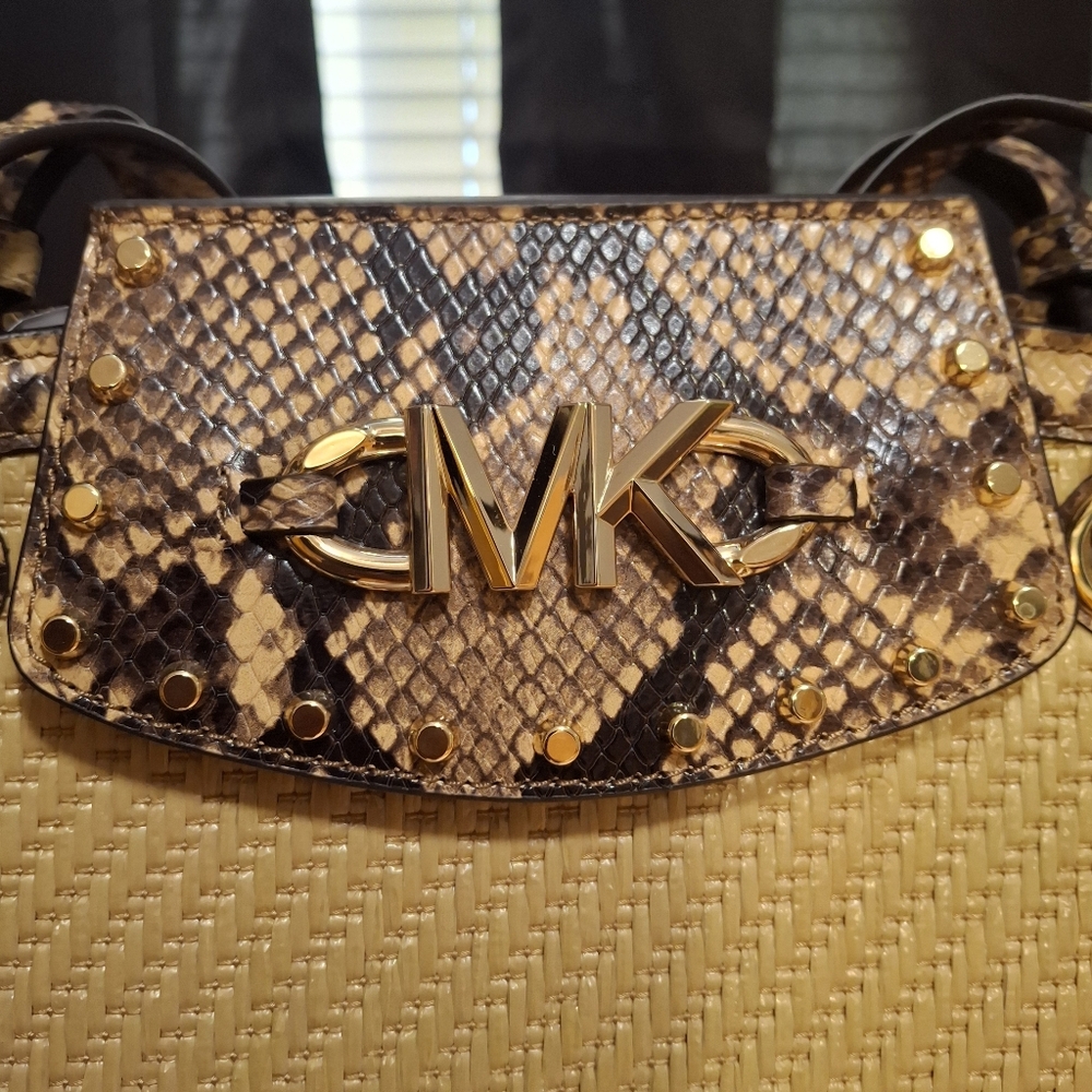 Michael Kors Izzy Meduim Fan Straw Tote - Picture 10 of 16